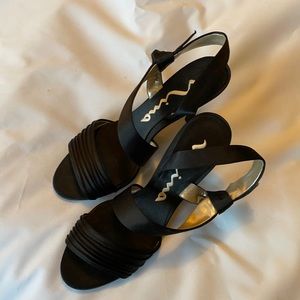 Nina high heels 👠 satin black straps.